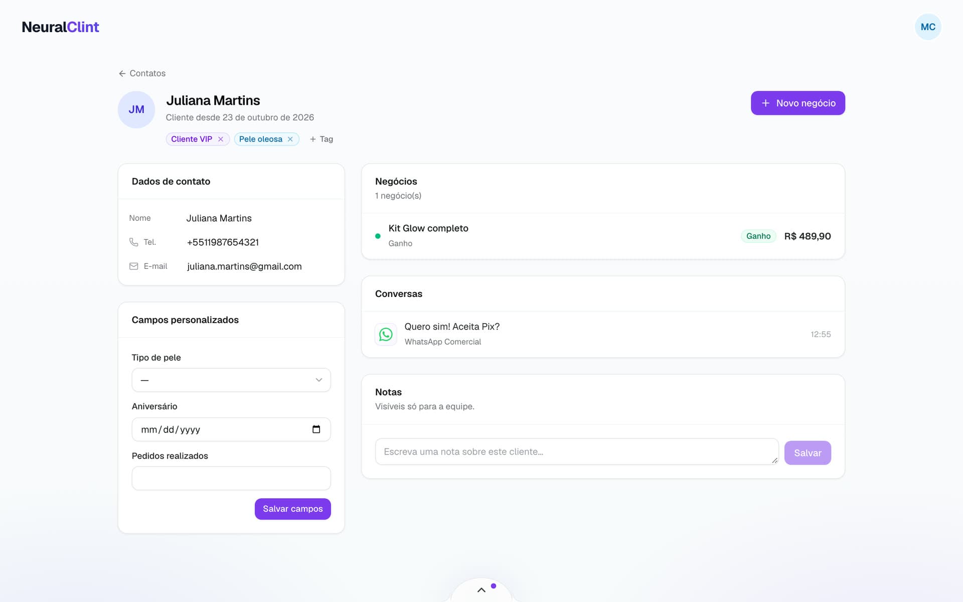 Perfil de contato com dados, campos personalizados, negócios, conversas e notas